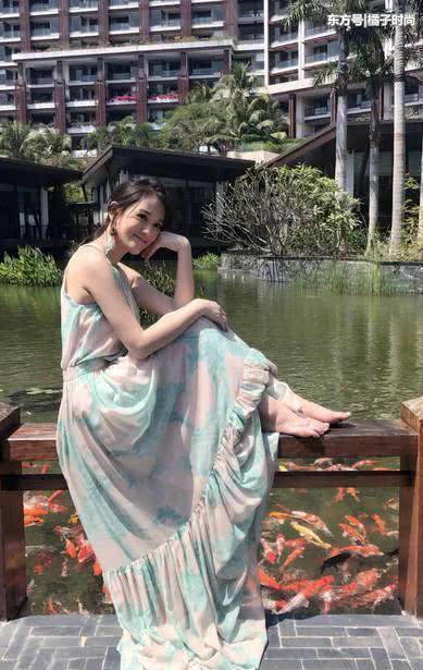 陈乔恩穿橘色长裙似大妈,造型一言难尽,网友:难怪输给了林心如