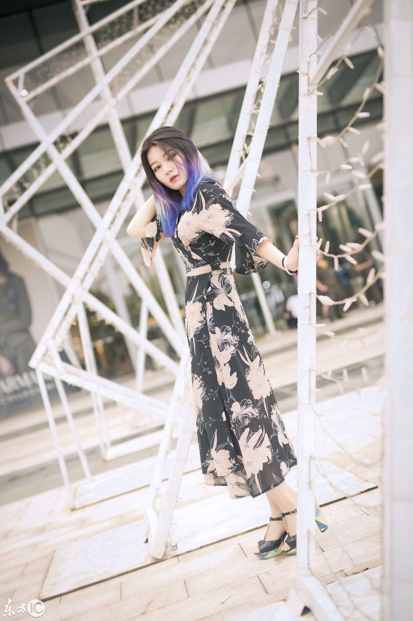 酷酷的小美女，笑起来真好看