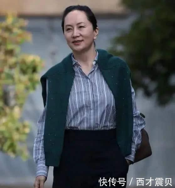  「脚铐」华为老总长女戴脚铐也优雅！神情淡定又从容，同父异母妹妹更迷人