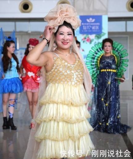 女子用避孕套做了一条裙子，只为宣传预防艾滋病？