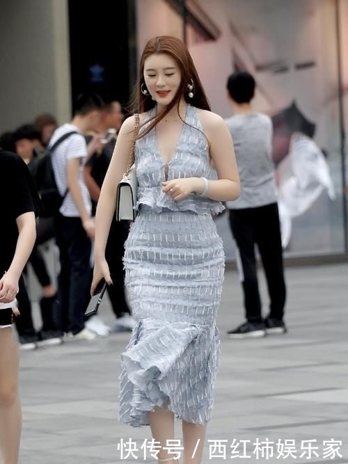  「瞬间」街拍：瞬间拉长身高比例还得看小姐姐的裙装，好气质穿出来！