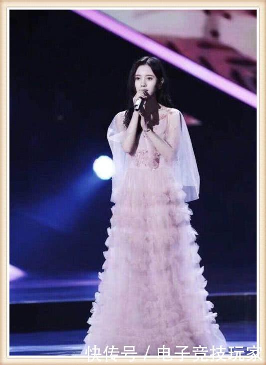 鞠婧祎腿夹的真高明！一丝缝隙都没有，把张哲瀚礼貌眼都逼出来了