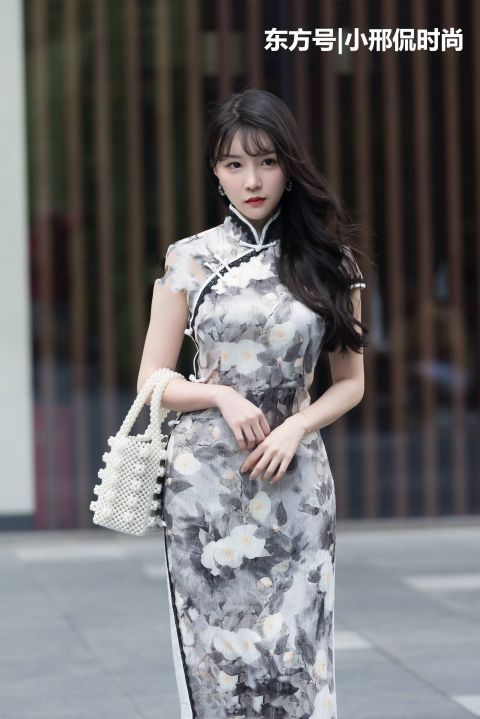 「美女」街拍：气质优雅的古装美女，一袭碎花旗袍穿搭，尽显身材凹凸有致
