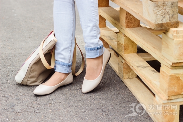 这3种平底鞋，危害不输高跟鞋！看看你有没有