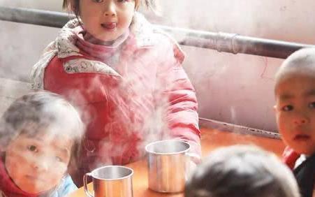 身体出现3种症状，是胃在“求救”，谨记两多两少，胃会慢慢变好