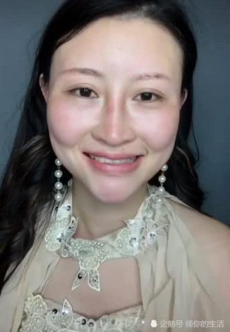 25岁小姐姐化妆去相亲，回家后撕掉假脸卸下美瞳假睫毛，变身45岁
