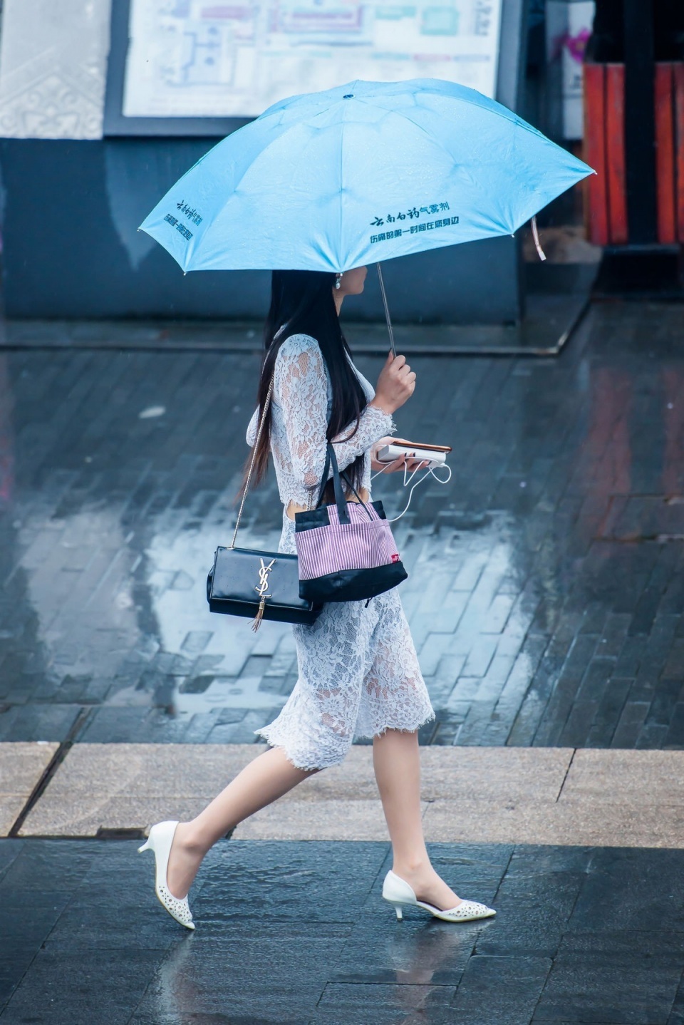 街拍：雨中撑伞的肉丝白高美女，蕾丝长裙尽显江南女子柔美