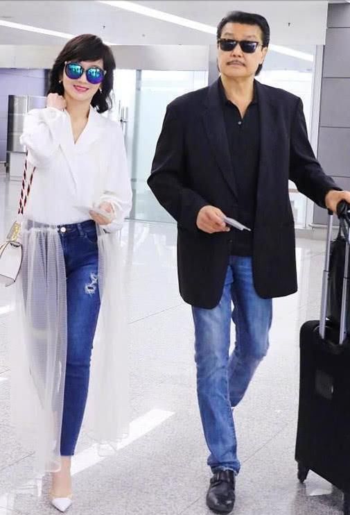 赵雅芝穿蓝色牛仔裤现身，紧到勒出“三角区”64岁不要太拼了吧？