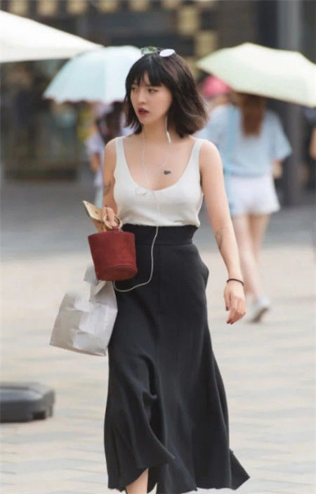 『美女』街拍:成熟美女穿搭短裤,秀出长腿,充满魅力