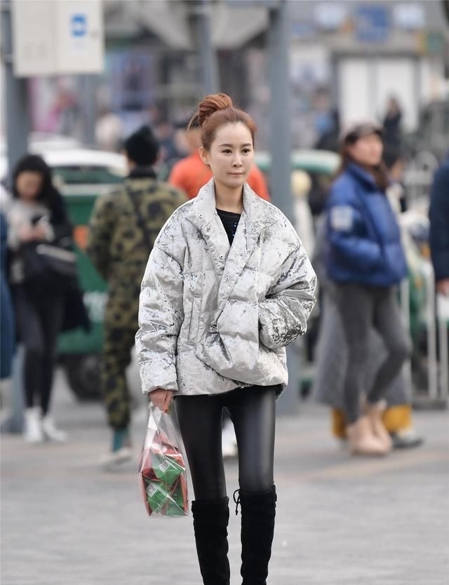  冬季：冬季的羽绒服，选择长款还是短款，时尚姑娘有自己的搭配技巧