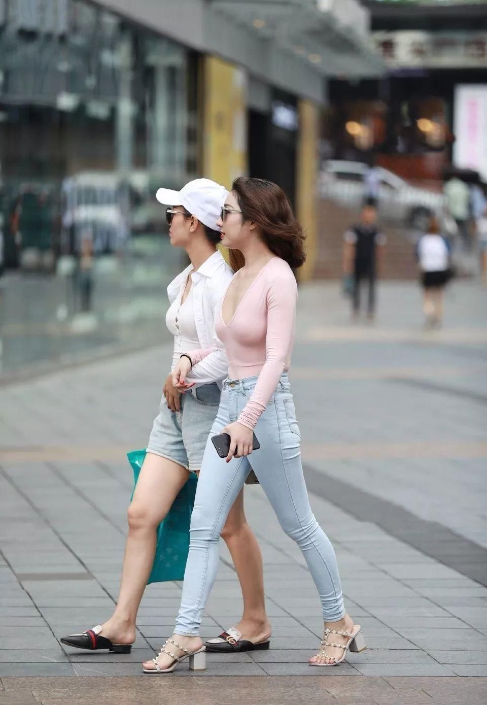 街拍:再这样下去卖内衣的就破产了!