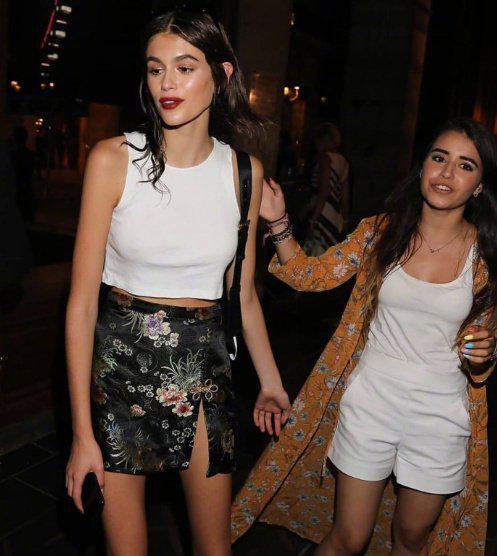 miumiu秀场后的她，身穿中国风刺绣开衩短裙，简单又时髦