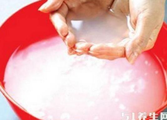 58岁女老中医睡前用几毛钱的“它”洗脸,坚持10天,色斑没了也不