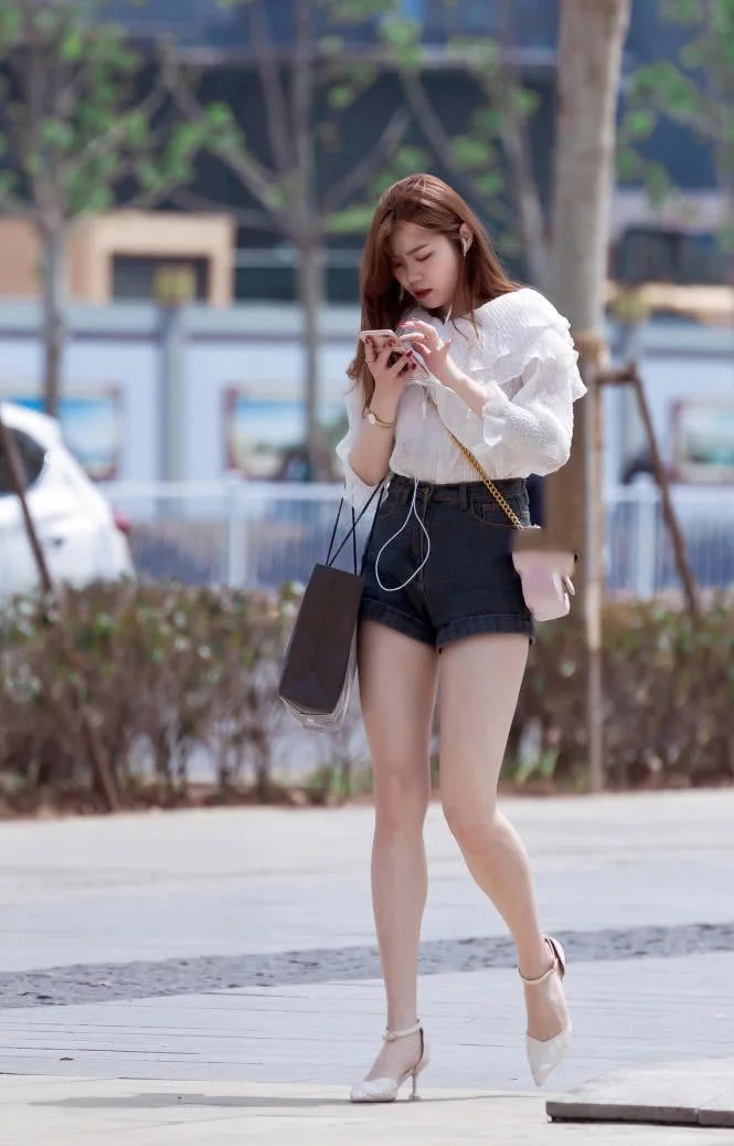 小姐姐修身穿搭尽显玲珑有致的身材，走在熟悉的路上，听着自己喜