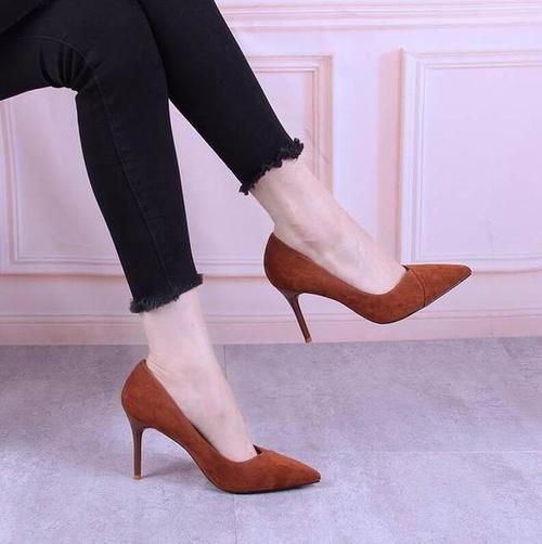 性感与高跟鞋的碰撞,流露出华丽的宫廷风范