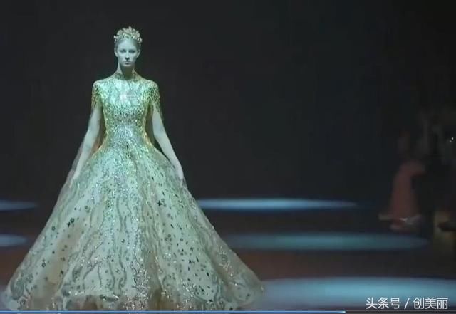 Atelier Zuhra春夏时装周上惊艳无比，各款婚纱造型使人眼花缭乱