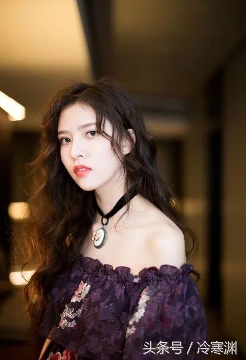 宋妍霏穿恨天高出席活动，脚与地面都快垂直了!感觉在用脚趾走路