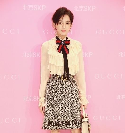 周冬雨身穿荷叶领裙，丝毫不输有颜有身材的景甜，选对衣服很重要