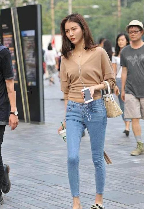 曲线完美的小姐姐穿牛仔裤，勾勒出优雅大方身姿，魅力太强了！