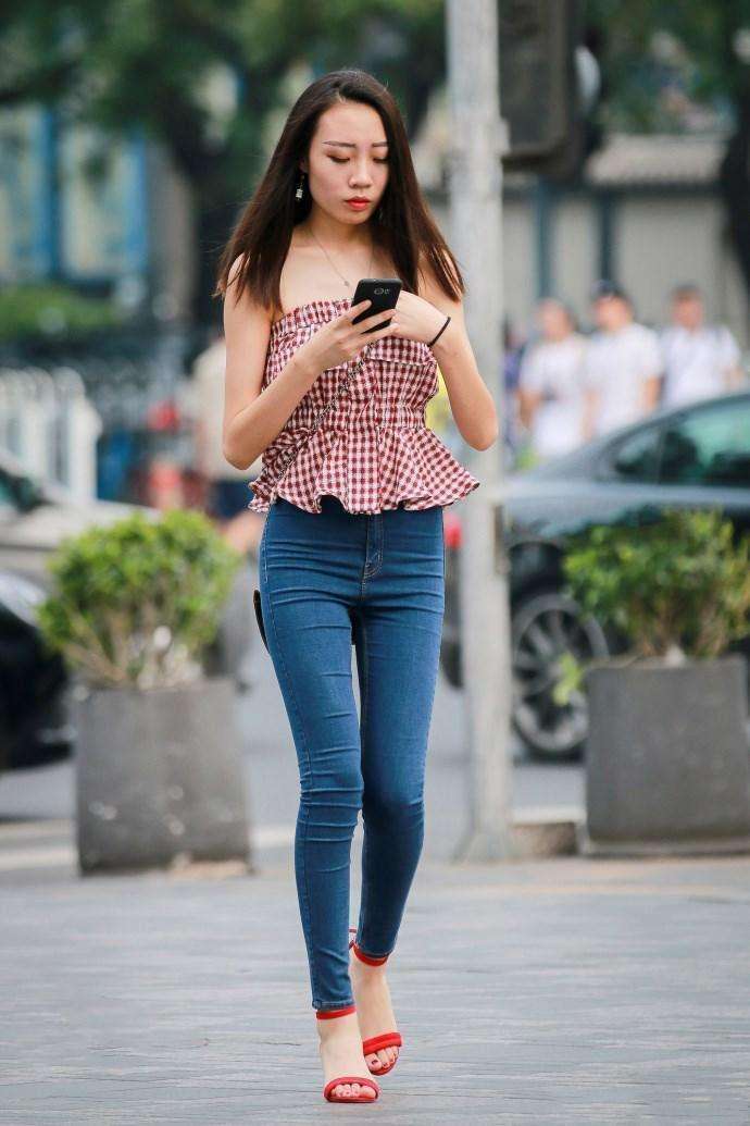 街拍: 抹胸装尽显性感锁骨, 丰满的御姐让人血脉喷张