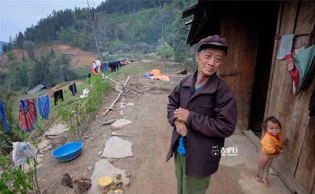 越南山村少数民族：七岁孩子照看弟弟妹妹，父母忍痛外出谋生