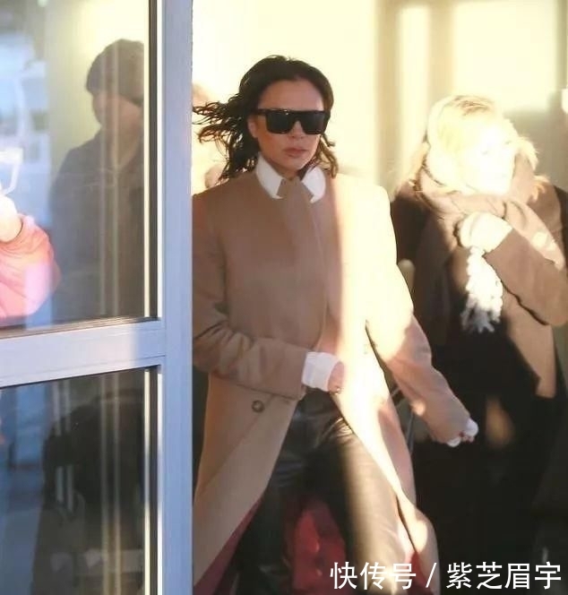 『大牌』贝嫂不再穿拖地长裤,用驼色呢大衣搭配毛衣,简单又大牌!