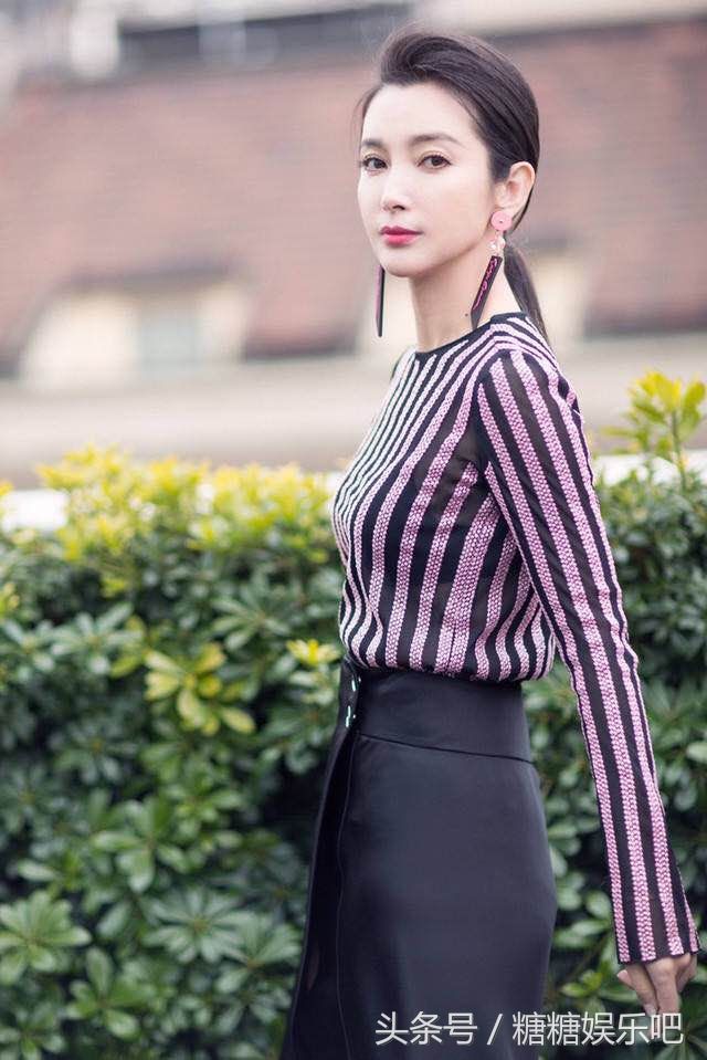 李冰冰米兰时装周，半透视上衣性感妩媚，大秀美腿，一展好身材