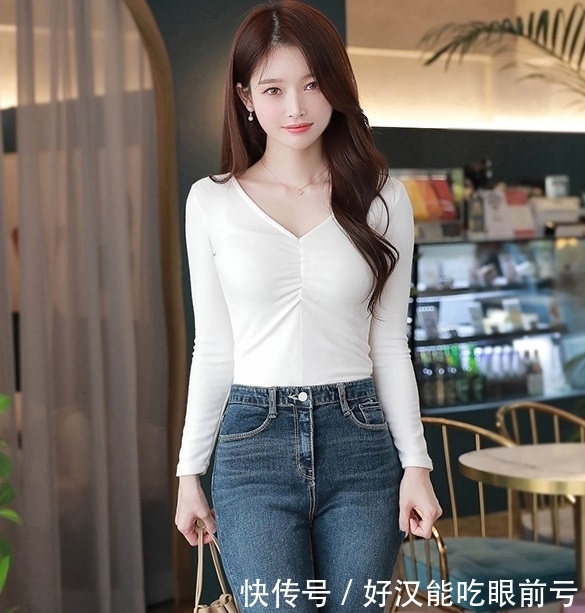  显得|巧搭牛仔裤，让造型显得简约精致，轻松提升你的外在美