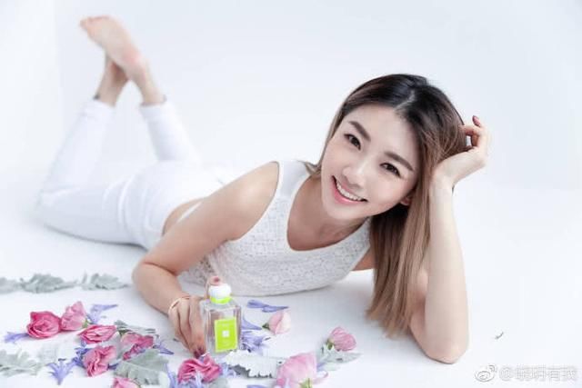 程晓玥裙子穿的太短，坐下时尴尬了！网友：我是郑恺也不要你！