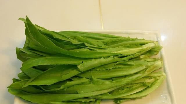  变小■这菜是“刮油大王”,三餐都吃它,连吃一周后,大肚腩明显变小