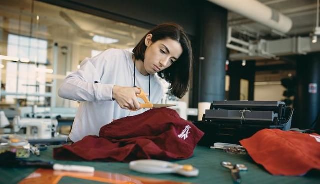  「作品」把篮球变拖鞋的鬼才，居然是个高颜值的宝藏女孩