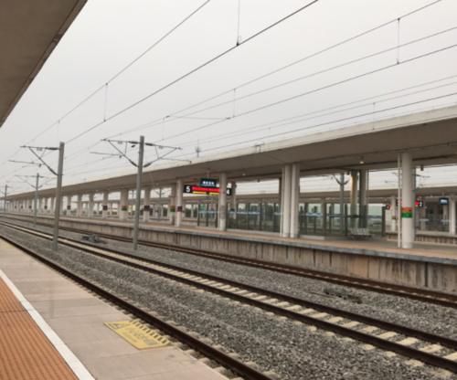  「高铁」国内“最近”的2个高铁站，距离不足500米，网友：有点