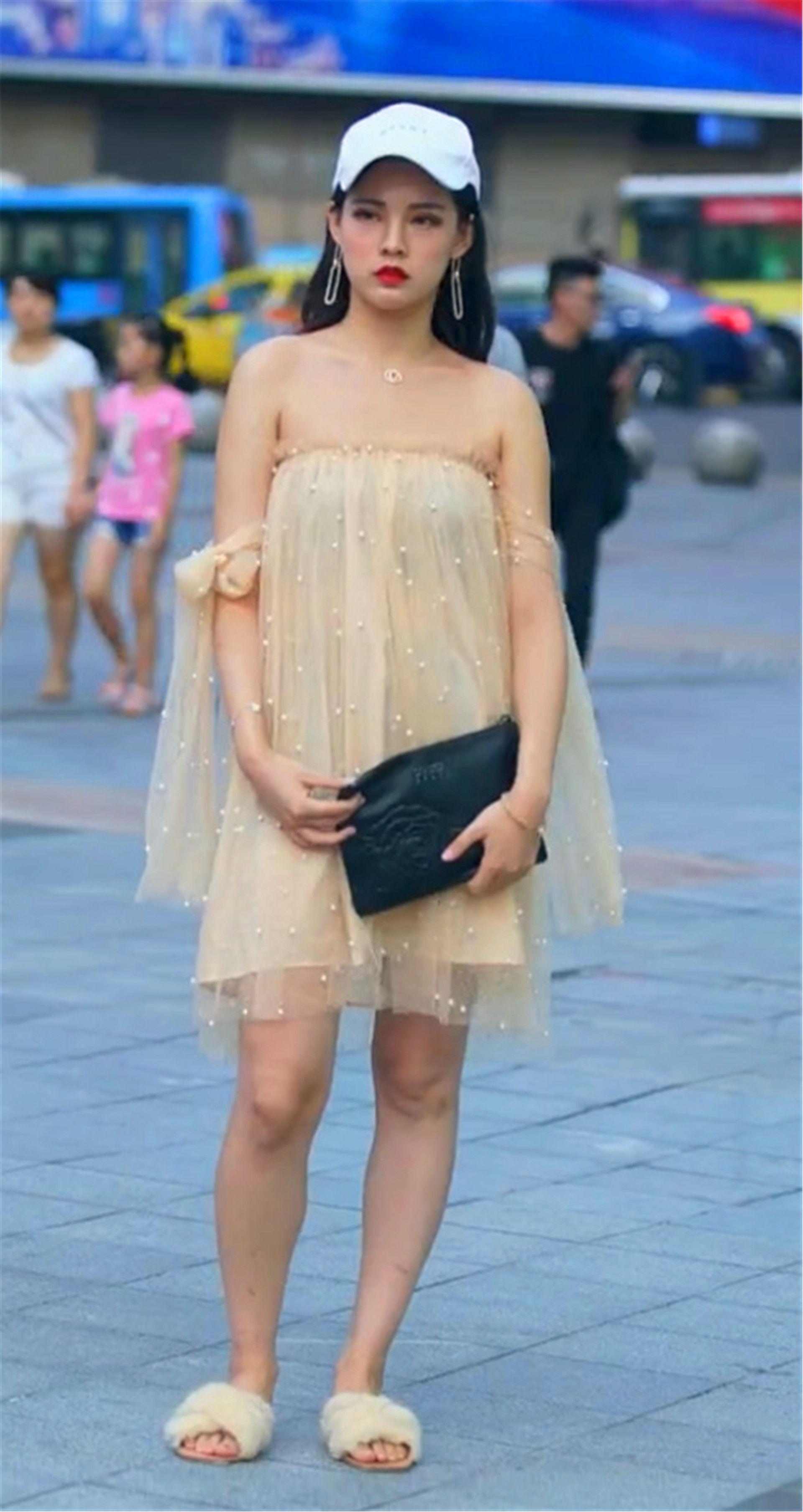 街拍:万水千山都不及美女这般婀娜多姿的身影，你最喜欢哪一个?