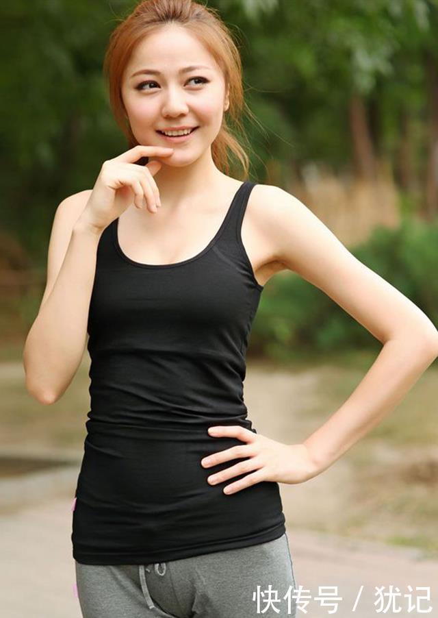 【美女】街拍成熟优雅的紧身打底裤美女,塑造出完美的腿部曲线