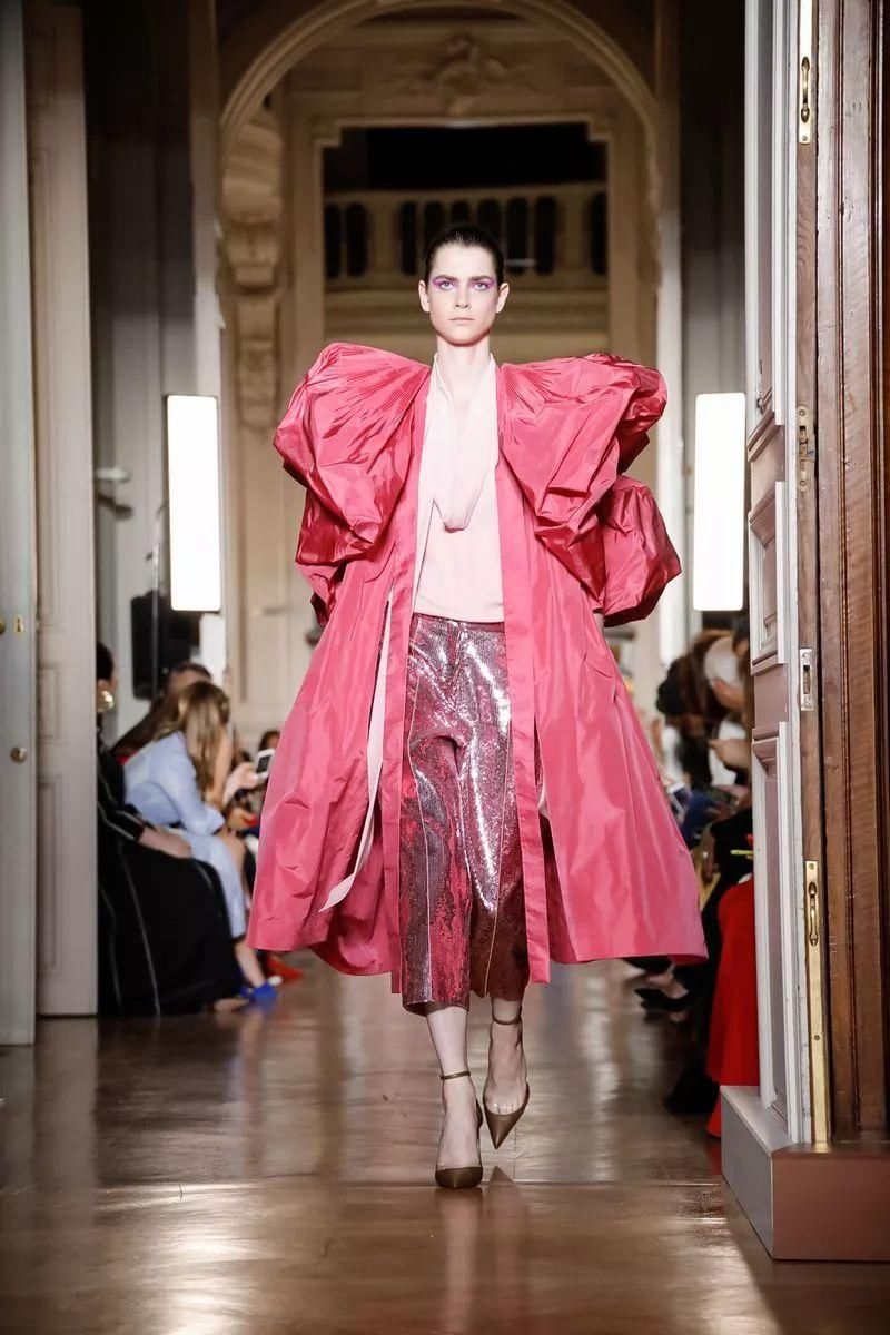 花团包围脸庞，羽毛变成云朵，世界上没有Valentino不敢做的少女