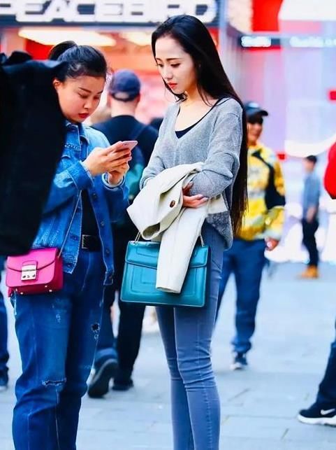  粉色：美女时尚街拍：沉鱼落雁的美女，一件粉色的套装，时尚气质女神美