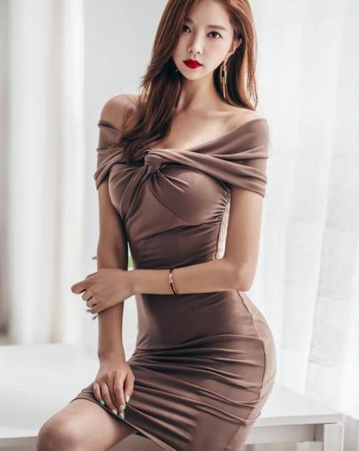 突显个性的紧身裙美女，五官精致漂亮，很有吸引力！