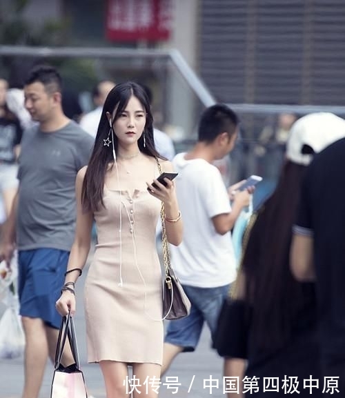 【气质】时尚街拍,图一小姐姐简单的黑白色搭配,很酷很时尚,太有气质了