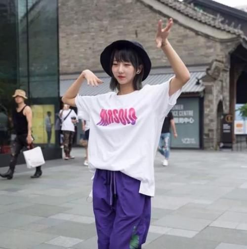  『黑色』街拍：气质高雅的小姐姐，一件粉色上衣配牛仔裤，时尚魅力十足
