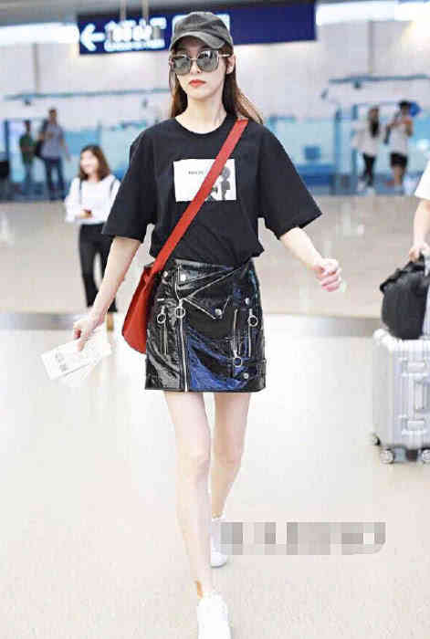 唐嫣终于炫富了，穿“天价”鞋子亮相，网友：才一万块钱而已！