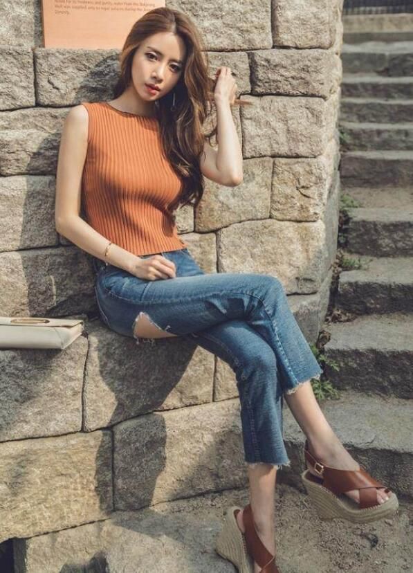 每日街拍:凹凸迷人的牛仔裤美女，塑造曼妙曲线，让人一眼难忘!