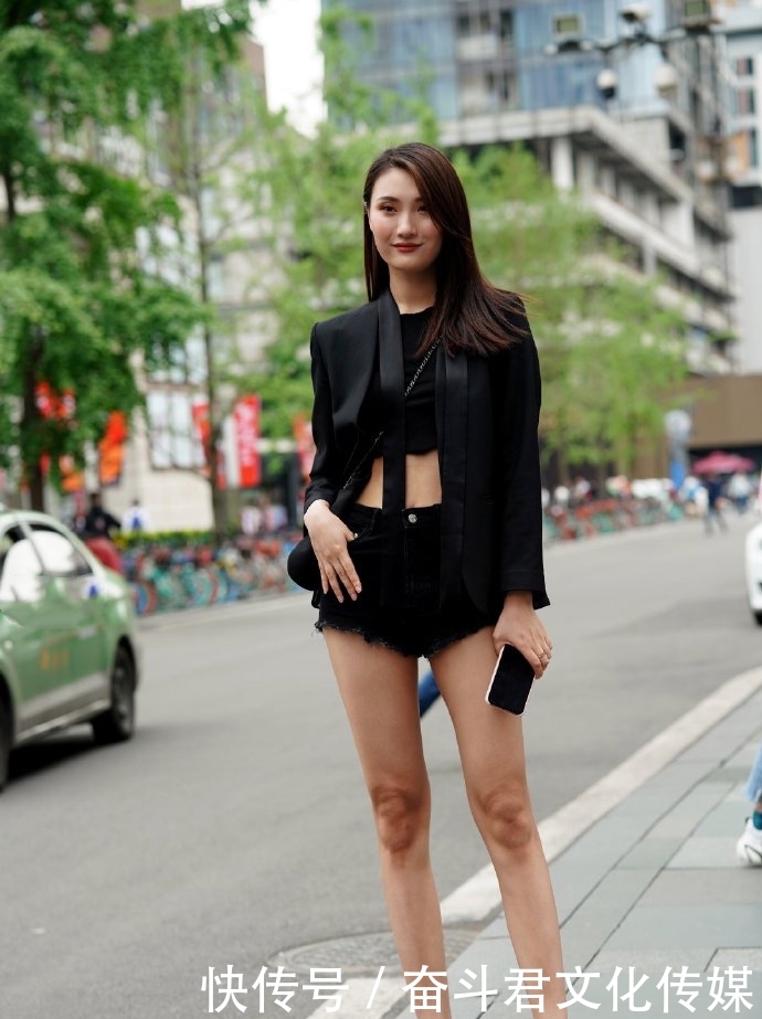 「 美女」穿短热裤秀大长腿,亭亭玉立很有既视感,一米九的高个美女