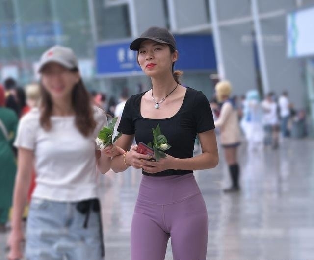 #穿搭#时尚街拍 - 运动裤的小姐姐显得很苗条,健身的好处不言而喻