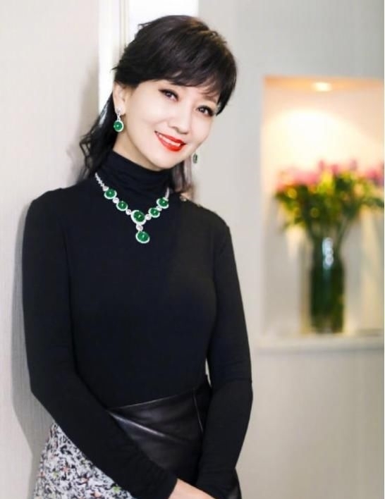 时髦■照着这8套大衣穿,时髦又减龄!,赵雅芝真是时尚搭配教科书