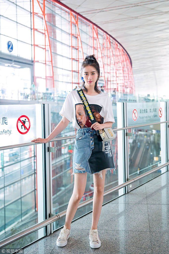 劈叉系始祖!袁冰妍半穿夹克秀大长腿 梳小辫凹造型少女感十足