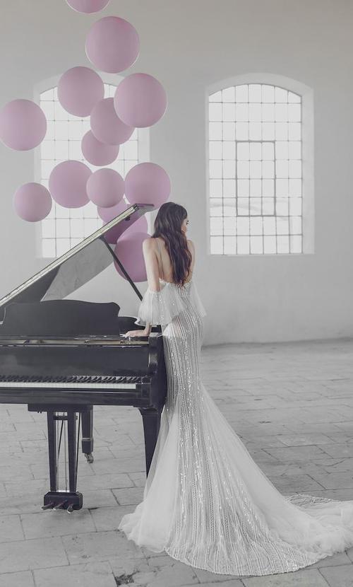 以色列美女时尚摄影大片，欧美超模演绎惊艳奢华婚纱礼服令人惊艳