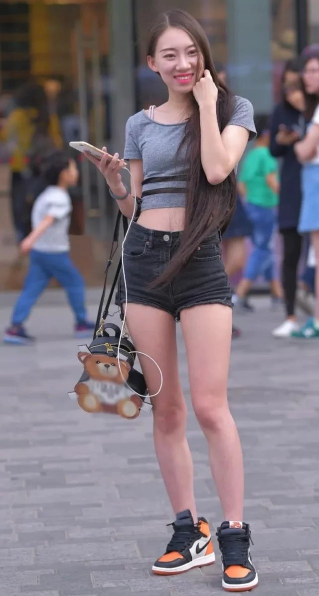 小姐姐短T恤衫搭配牛仔热裤，很有时尚优雅的夏日清凉气息又有运