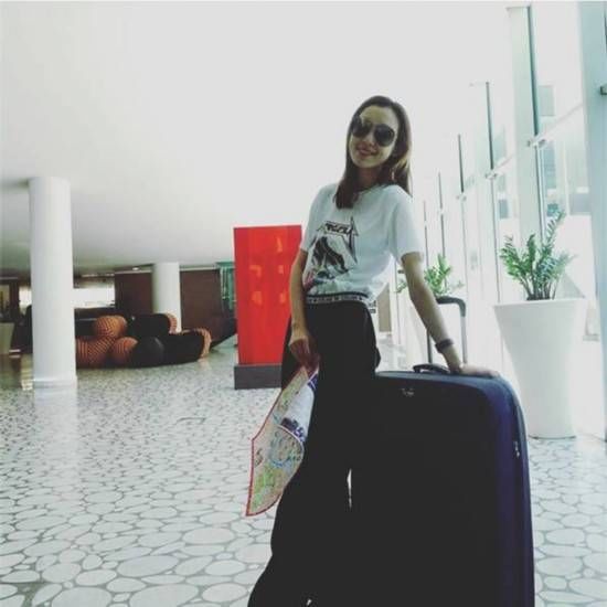 范玮琪休闲装扮现身机场 甜笑撩发元气满满