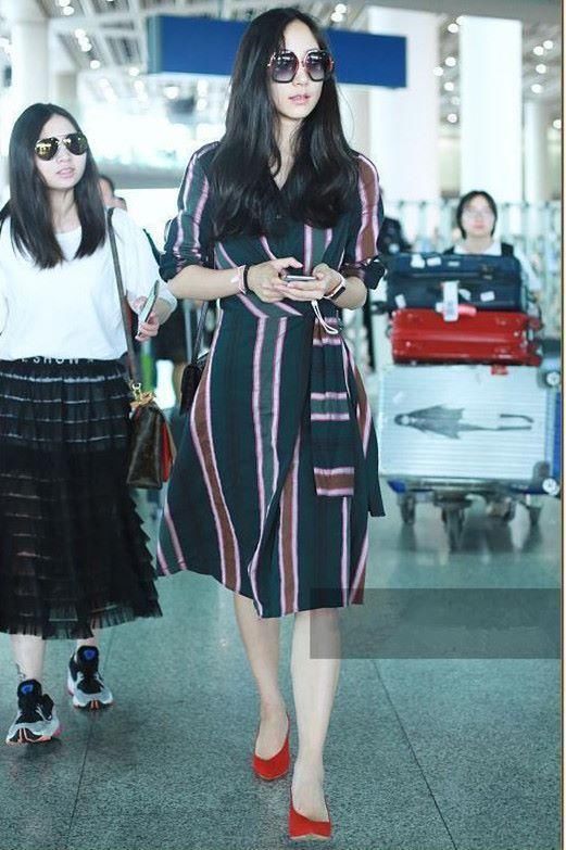 三人同穿条纹裙，张梓琳竟然完败给韩雪，何穗都成陪衬!