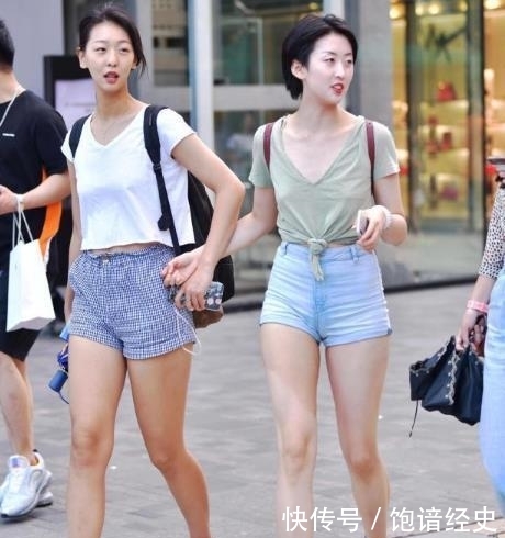  美女@街拍美女：紧身牛仔裙，时尚优美，凸显小姐姐的超模气质！